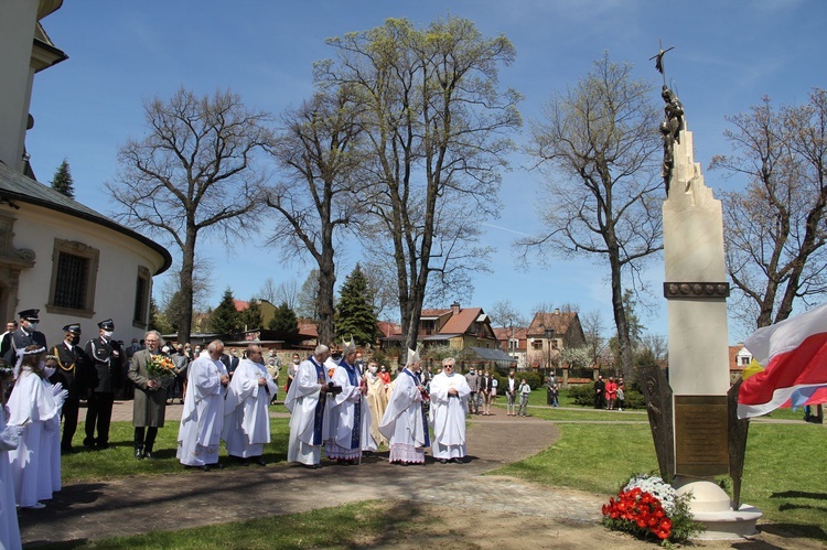 Nowy Wiśnicz. Odsłonięcie i błogosławieństwo obelisku 400-lecia parafii