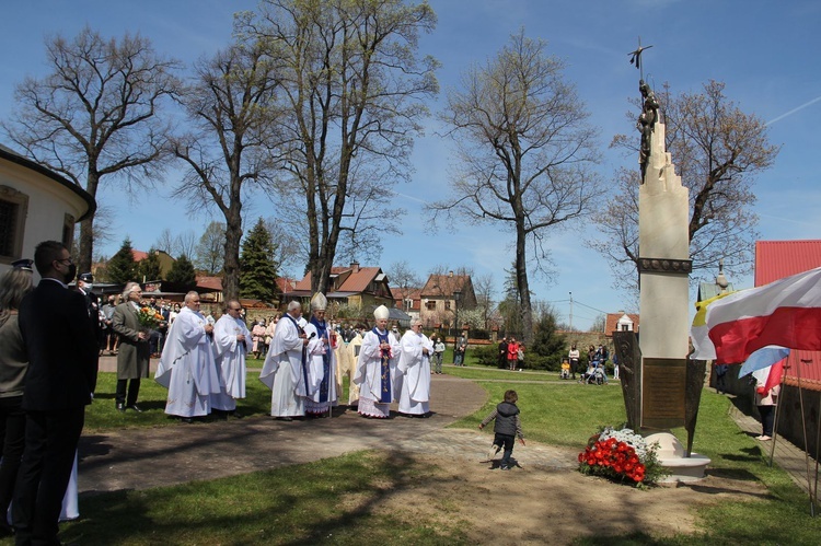 Nowy Wiśnicz. Odsłonięcie i błogosławieństwo obelisku 400-lecia parafii