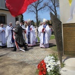 Nowy Wiśnicz. Odsłonięcie i błogosławieństwo obelisku 400-lecia parafii