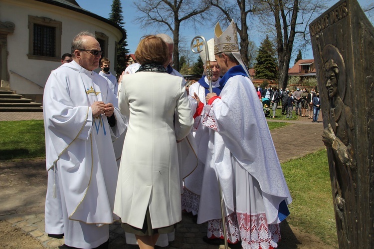 Nowy Wiśnicz. Odsłonięcie i błogosławieństwo obelisku 400-lecia parafii