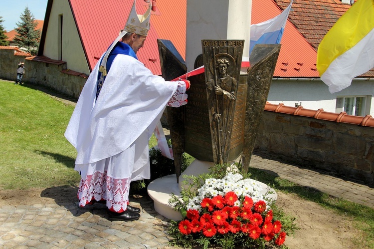 Nowy Wiśnicz. Odsłonięcie i błogosławieństwo obelisku 400-lecia parafii