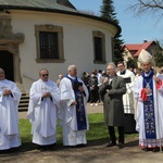 Nowy Wiśnicz. Odsłonięcie i błogosławieństwo obelisku 400-lecia parafii