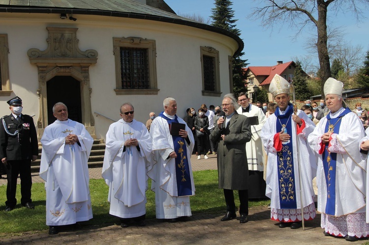 Nowy Wiśnicz. Odsłonięcie i błogosławieństwo obelisku 400-lecia parafii