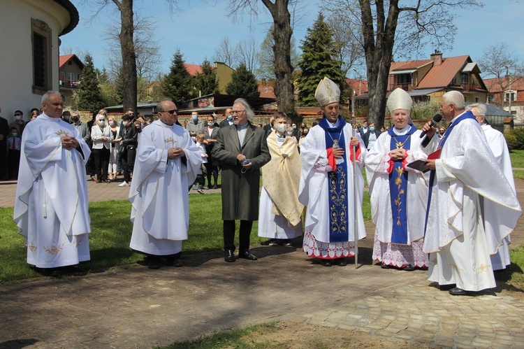 Nowy Wiśnicz. Odsłonięcie i błogosławieństwo obelisku 400-lecia parafii