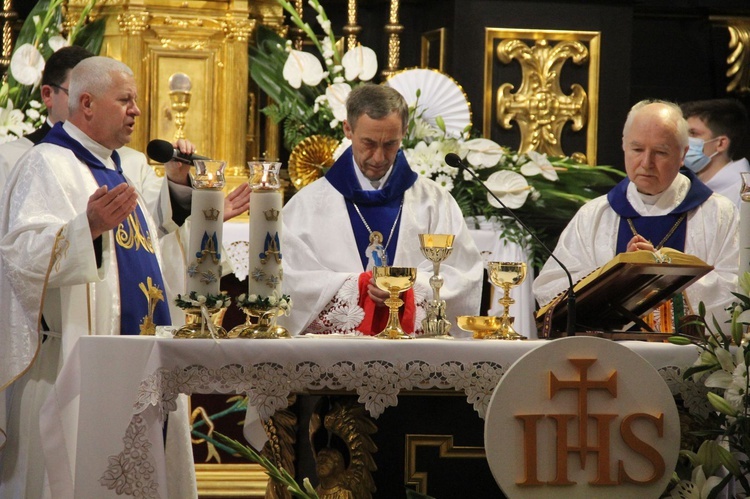 Nowy Wiśnicz. Odsłonięcie i błogosławieństwo obelisku 400-lecia parafii