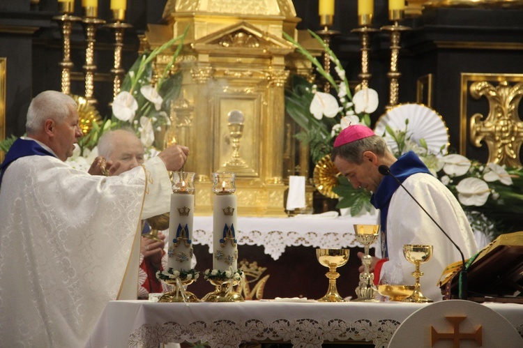 Nowy Wiśnicz. Odsłonięcie i błogosławieństwo obelisku 400-lecia parafii