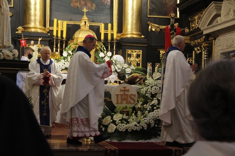 Nowy Wiśnicz. Odsłonięcie i błogosławieństwo obelisku 400-lecia parafii