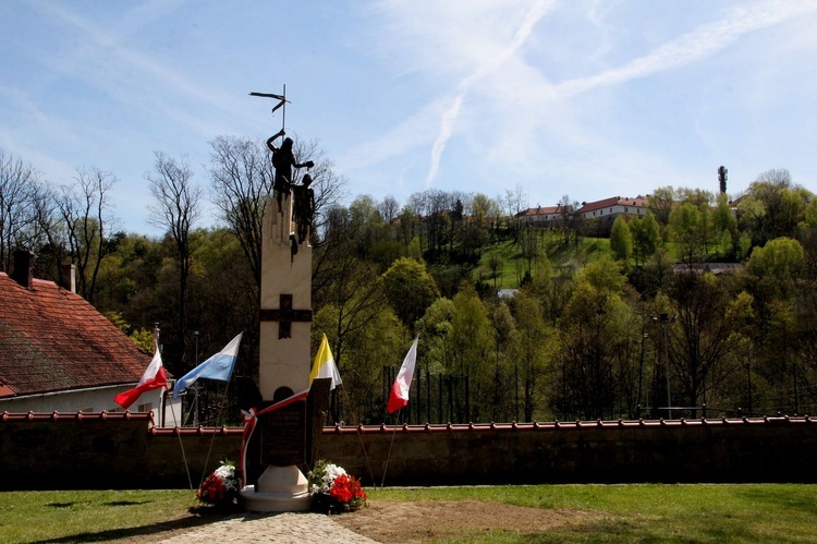 Nowy Wiśnicz. Odsłonięcie i błogosławieństwo obelisku 400-lecia parafii