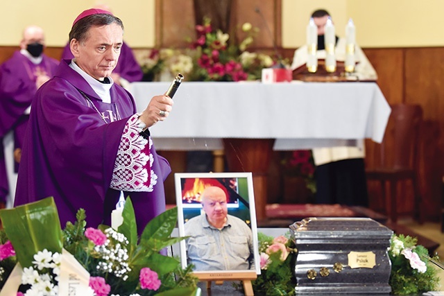 Mszę pogrzebową biskup pomocniczy odprawił w kaplicy cmentarnej przy ul. Brzozowej.