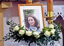 Zdjęcie przedstawiające zmarłą z okresu przed chorobą. 