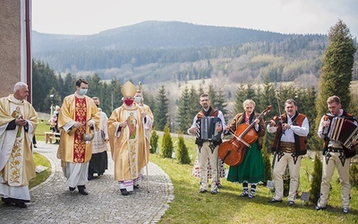 	Bp Marek Mendyk  przy dźwiękach góralskiej kapeli poświęcił  m.in. drzewka zasadzone przy kościele  przez nowożeńców.