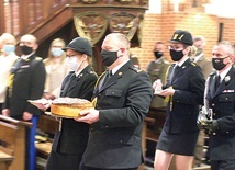 ▲	Procesja z darami.