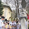 Pomnik patriotyczny poświęcił ks. prał. Stanisław Czernik.