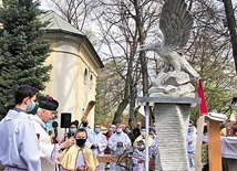 Pomnik patriotyczny poświęcił ks. prał. Stanisław Czernik.
