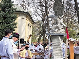 Pomnik patriotyczny poświęcił ks. prał. Stanisław Czernik.