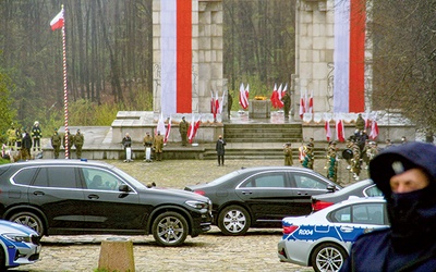 ▲	Prezydent Andrzej Duda przemawia  pod pomnikiem Czynu Powstańczego.