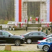 ▲	Prezydent Andrzej Duda przemawia  pod pomnikiem Czynu Powstańczego.