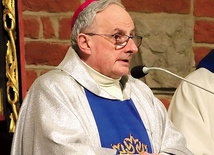 – W ciągu stuleci wielka sympatia i miłość do Maryi wśród chrześcijan sprawiły, że obdarzano Ją wzniosłymi imionami (...) Jest w nich także ślad doświadczenia doznanej pomocy w chwilach trudnych dotyczących jednostek i wspólnoty narodu – przypomniał biskup.