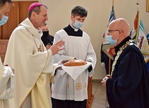 Wspólna modlitwa zgromadziła przedstawicieli  m.in. izb rzemieślniczych i przedsiębiorców  oraz poczty sztandarowe.