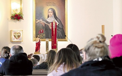 Kaplica przy ul. Żupniczej otwarta jest cały dzień. Można pomodlić się przed relikwiami i obrazem świętej, przedstawiającym ją w momencie otrzymania stygmatu na czole.