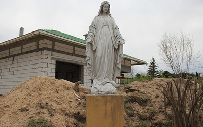 	Wokół powstają nowe domy, a pochodząca z czasów II wojny światowej figura Matki Bożej Niepokalanej w Chylicach wciąż czuwa nad mieszkańcami.