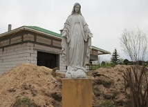 	Wokół powstają nowe domy, a pochodząca z czasów II wojny światowej figura Matki Bożej Niepokalanej w Chylicach wciąż czuwa nad mieszkańcami.