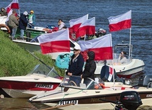 ▲	Na wietrze powiewały biało-czerwone flagi, które uczestnicy modlitewnego rejsu zabrali do swoich łodzi.