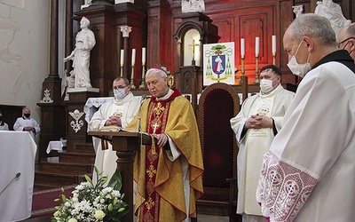 ▲	„My także cię prosimy, parafii naszej strzeż, ta nosi twoje imię, niech wiarą żyje też” – śpiewano w pieśni ku czci papieża Polaka na rozpoczęcie liturgii.