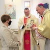 	Przedstawicielka rodziny Lupów, która przekazała ziemię pod kościół, składa w procesji z darami ikonę MB Częstochowskiej, patronki wspólnoty.