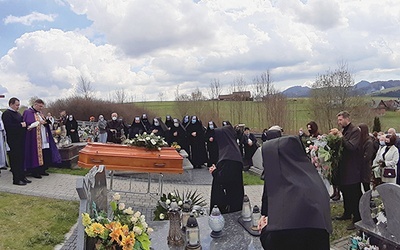 	Ciało zakonnicy zostało złożone na cmentarzu parafialnym w Grywałdzie. W pogrzebie wzięli udział parafianie, rodzina, liczna grupa współsióstr i kapłani.