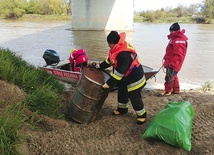 ▲	Z obu rzek wyciągano różnej wielkości śmieci.
