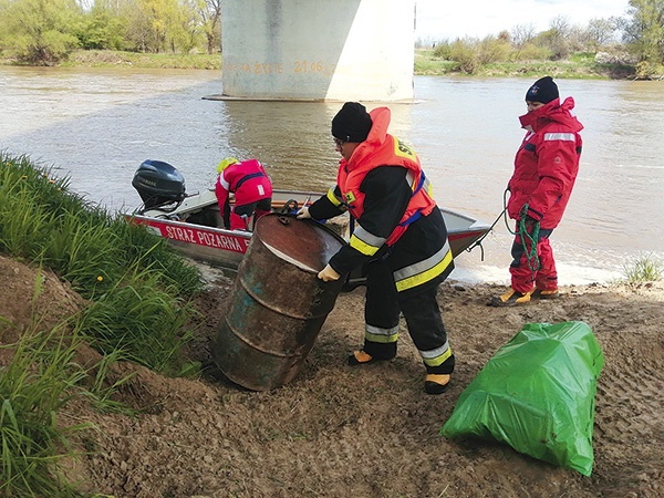 ▲	Z obu rzek wyciągano różnej wielkości śmieci.