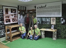 Druhowie: Ryszard Zawisz, Franciszek Szebesczyk, Elżbieta Szebesczyk, Anna Porembska i Małgorzata Małecka, obok podobizny Mariana Główki na poświęconej mu ekspozycji.