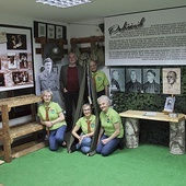 Druhowie: Ryszard Zawisz, Franciszek Szebesczyk, Elżbieta Szebesczyk, Anna Porembska i Małgorzata Małecka, obok podobizny Mariana Główki na poświęconej mu ekspozycji.