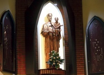Figura świętego w ołtarzu głównym słupskiego sanktuarium.