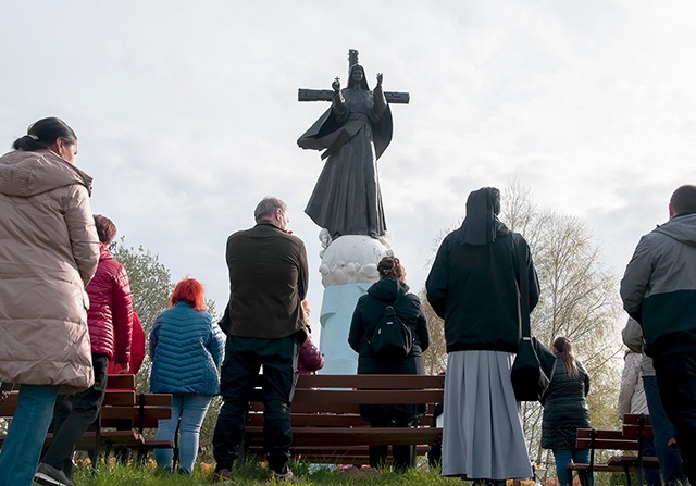 Pątnicy zainaugurowali maryjny miesiąc modlitwą.