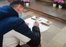 W Suserzu podczas Mszy św. 37 panów poddało się prowadzeniu opiekuna Świętej Rodziny.