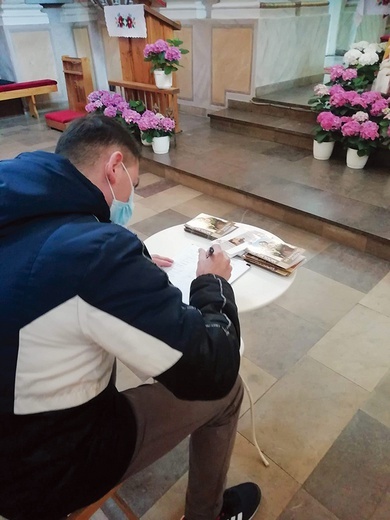 W Suserzu podczas Mszy św. 37 panów poddało się prowadzeniu opiekuna Świętej Rodziny.