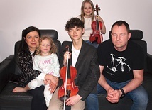 Mimo że Katarzyna i Bartek Klembalscy nie są związani z muzyką, dostrzegli ten talent u swoich dzieci. Dziś pomagają im go rozwijać.