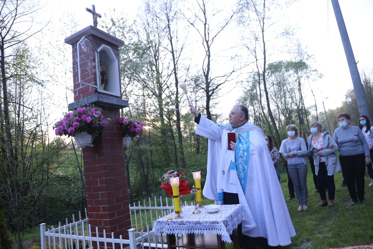 Poświęcenie kapliczki w Łazach Biegonickich