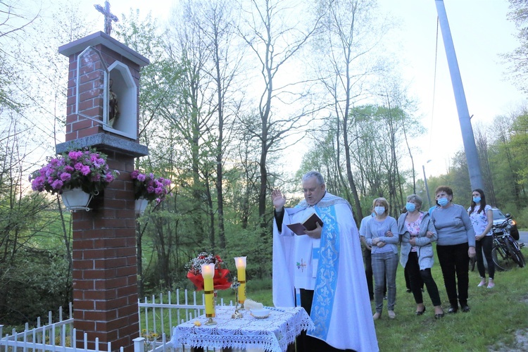 Poświęcenie kapliczki w Łazach Biegonickich