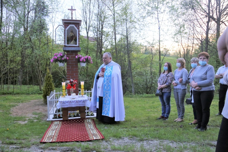 Poświęcenie kapliczki w Łazach Biegonickich