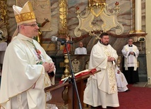 Biskup w czasie sprawowania liturgii w kościele pw. św. Jerzego w Dzierżoniowie.