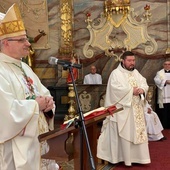 Biskup w czasie sprawowania liturgii w kościele pw. św. Jerzego w Dzierżoniowie.