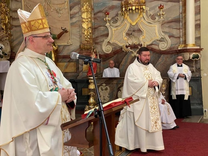 Biskup w czasie sprawowania liturgii w kościele pw. św. Jerzego w Dzierżoniowie.