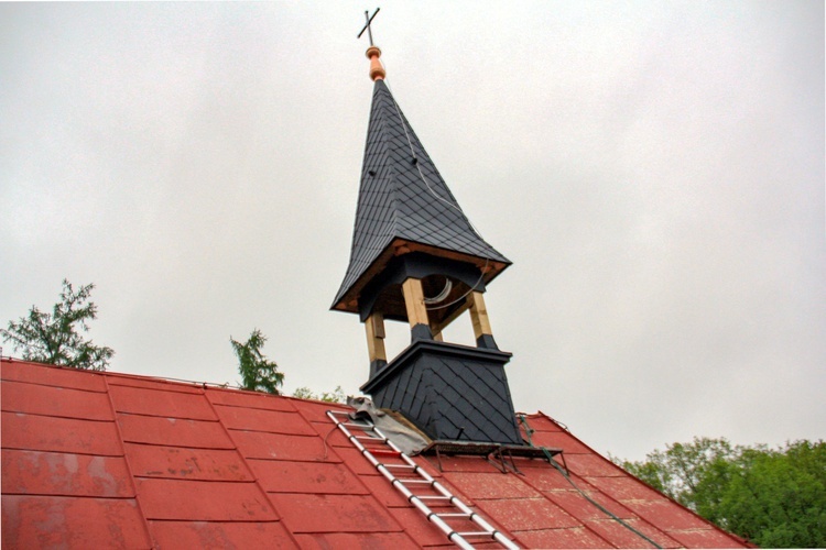 Usadowienie wieżyczki na kościele św. Józefa w Prudniku Lesie