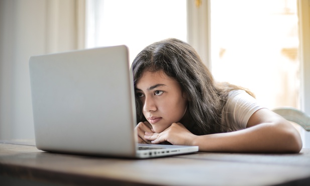 Nauka online nie poprawiła nawyków związanych ze snem u uczniów