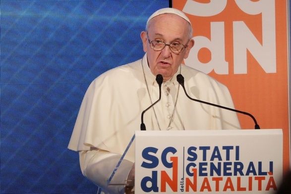 Papież: To wstyd, że kobiety muszą ukrywać ciążę w pracy i są zniechęcane do rodzenia dzieci 