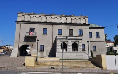 Muzeum Regionalne w Opocznie mieści się przy pl. Zamkowym.