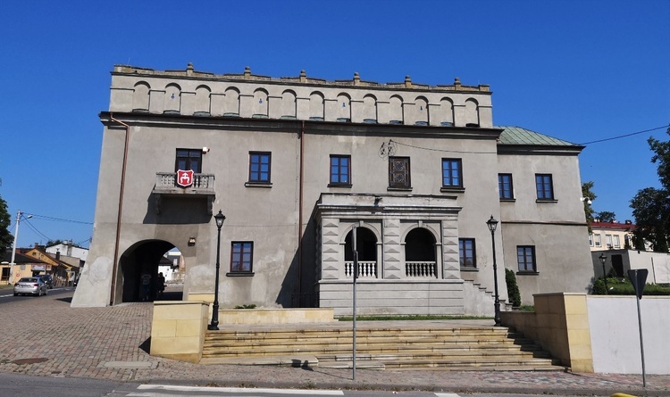 Muzeum Regionalne w Opocznie mieści się przy pl. Zamkowym.